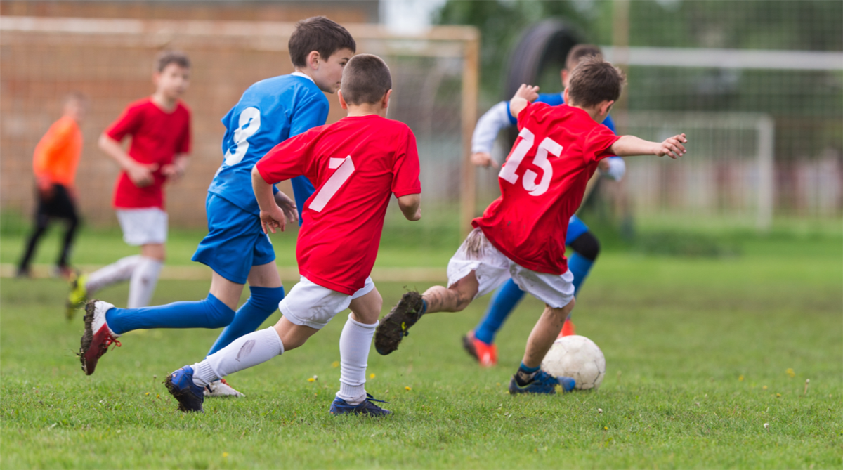 Barn spiller fotball - Klikk for stort bilete